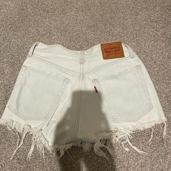 Light wash Levi’s 501 shorts - Picture 2 of 2